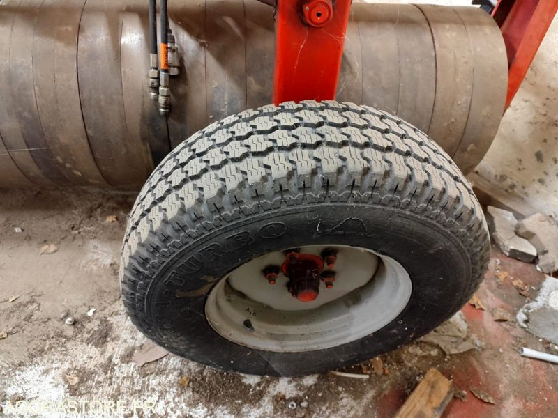 ROULEAU QUIVOGNE RSR 300 TRES PEU SERVI ANNEE 2003 - Bahçe makinesi: fotoğraf 5 ROULEAU QUIVOGNE RSR 300 TRES PEU SERVI ANNEE 2003 - Bahçe makinesi: fotoğraf 5