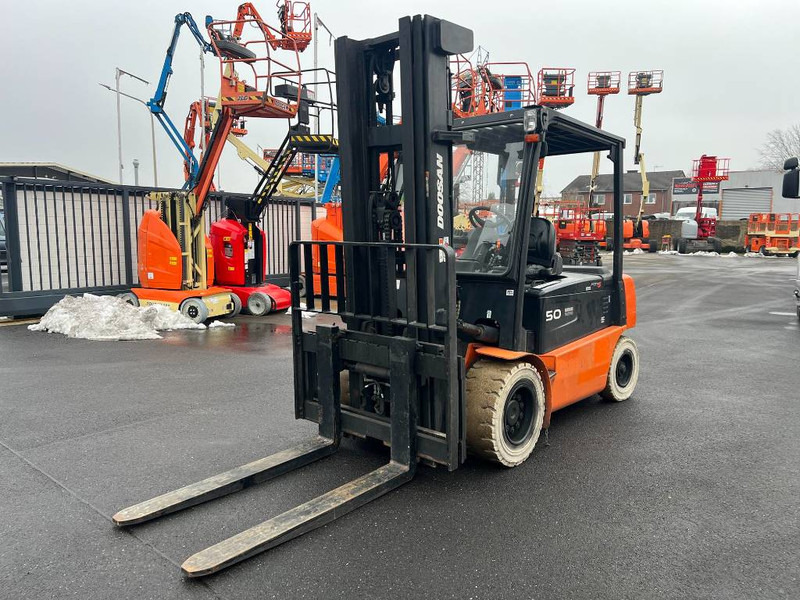 Doosan B50X5 5T 6m Triplex non-marking (1841) - Elektrikli forklift: fotoğraf 3 Doosan B50X5 5T 6m Triplex non-marking (1841) - Elektrikli forklift: fotoğraf 3