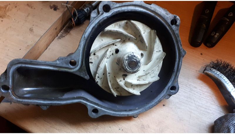 Volvo B 12 9700 . FM/FH - Soğutucu pompası: fotoğraf 2 Volvo B 12 9700 . FM/FH - Soğutucu pompası: fotoğraf 2