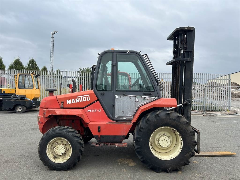 Manitou M26-4 - Arazi tipi forklift: fotoğraf 1 Manitou M26-4 - Arazi tipi forklift: fotoğraf 1