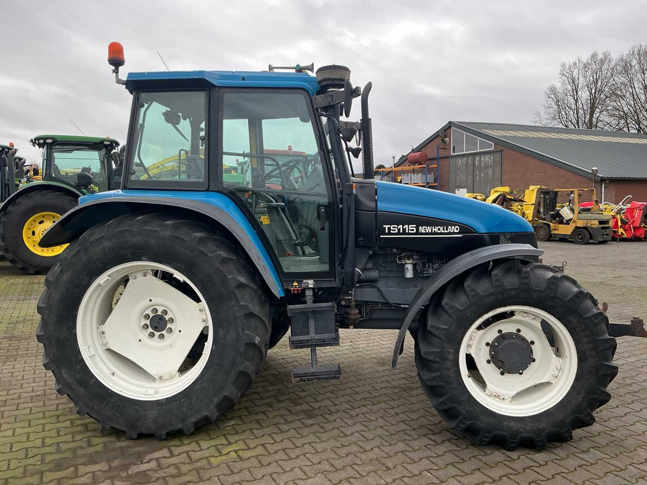 1998 NEW HOLLAND TS115 ALL-WHEEL DRIVE FARM TRACTOR - Traktör: fotoğraf 3 1998 NEW HOLLAND TS115 ALL-WHEEL DRIVE FARM TRACTOR - Traktör: fotoğraf 3