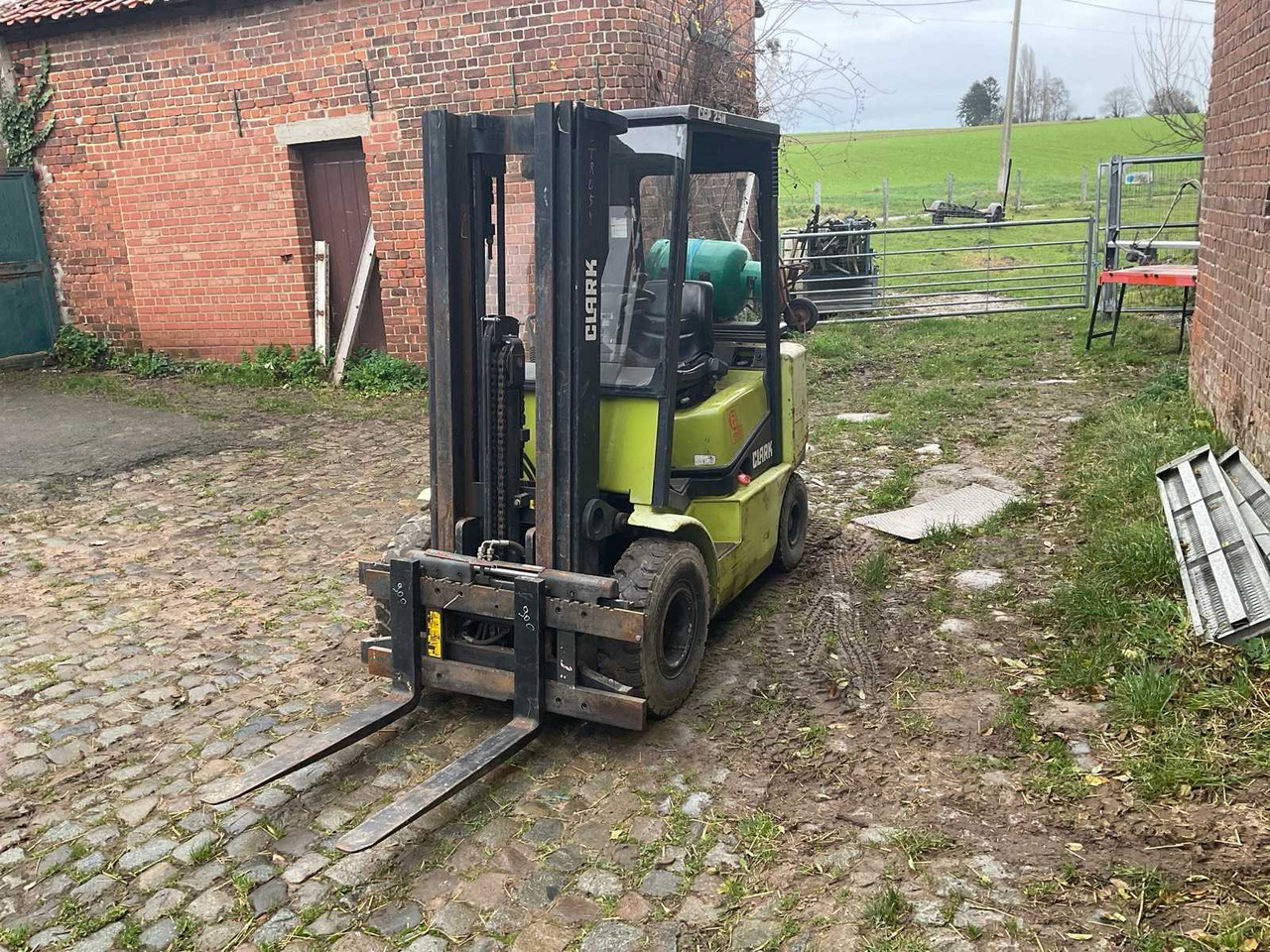 2001 CLARK CGP 25 H FORKLIFT - Forklift: fotoğraf 3 2001 CLARK CGP 25 H FORKLIFT - Forklift: fotoğraf 3