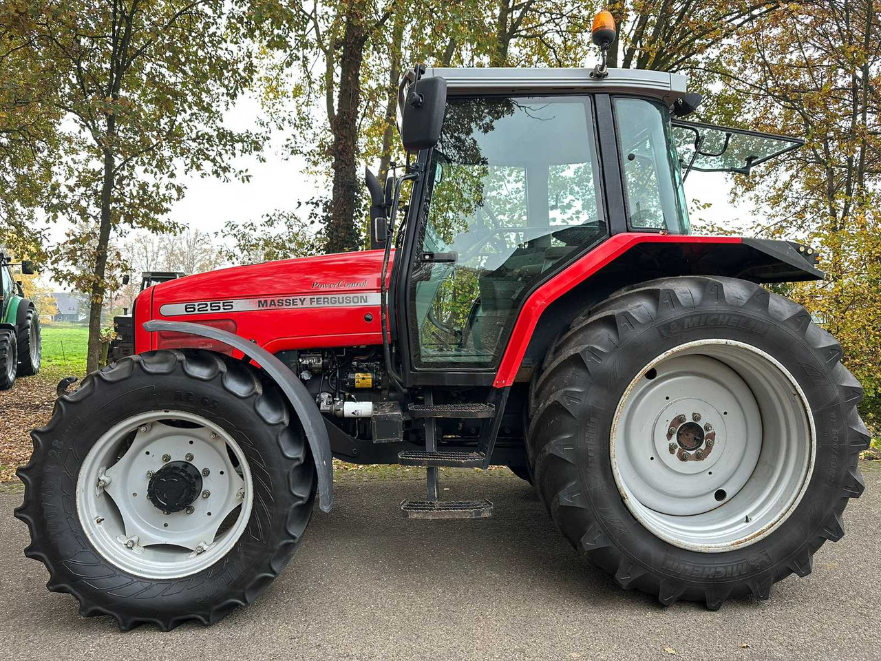 2002 MASSEY FERGUSON 6255 FOUR WHEEL DRIVE FARM TRACTOR - Traktör: fotoğraf 2 2002 MASSEY FERGUSON 6255 FOUR WHEEL DRIVE FARM TRACTOR - Traktör: fotoğraf 2