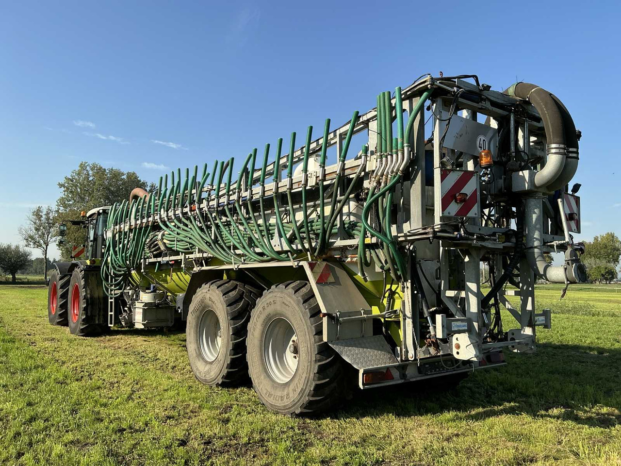 Claas Xerion 3800 Trac VC - PTLX 28 - Gübresi serpme makinesi: fotoğraf 4 Claas Xerion 3800 Trac VC - PTLX 28 - Gübresi serpme makinesi: fotoğraf 4