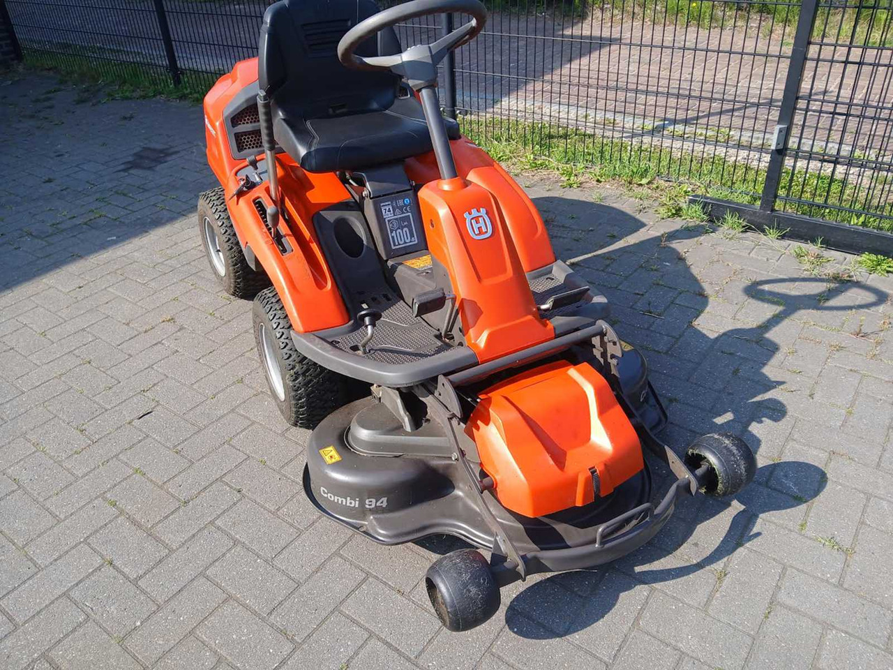 Husqvarna R213c - Çim biçme makinesi: fotoğraf 5 Husqvarna R213c - Çim biçme makinesi: fotoğraf 5