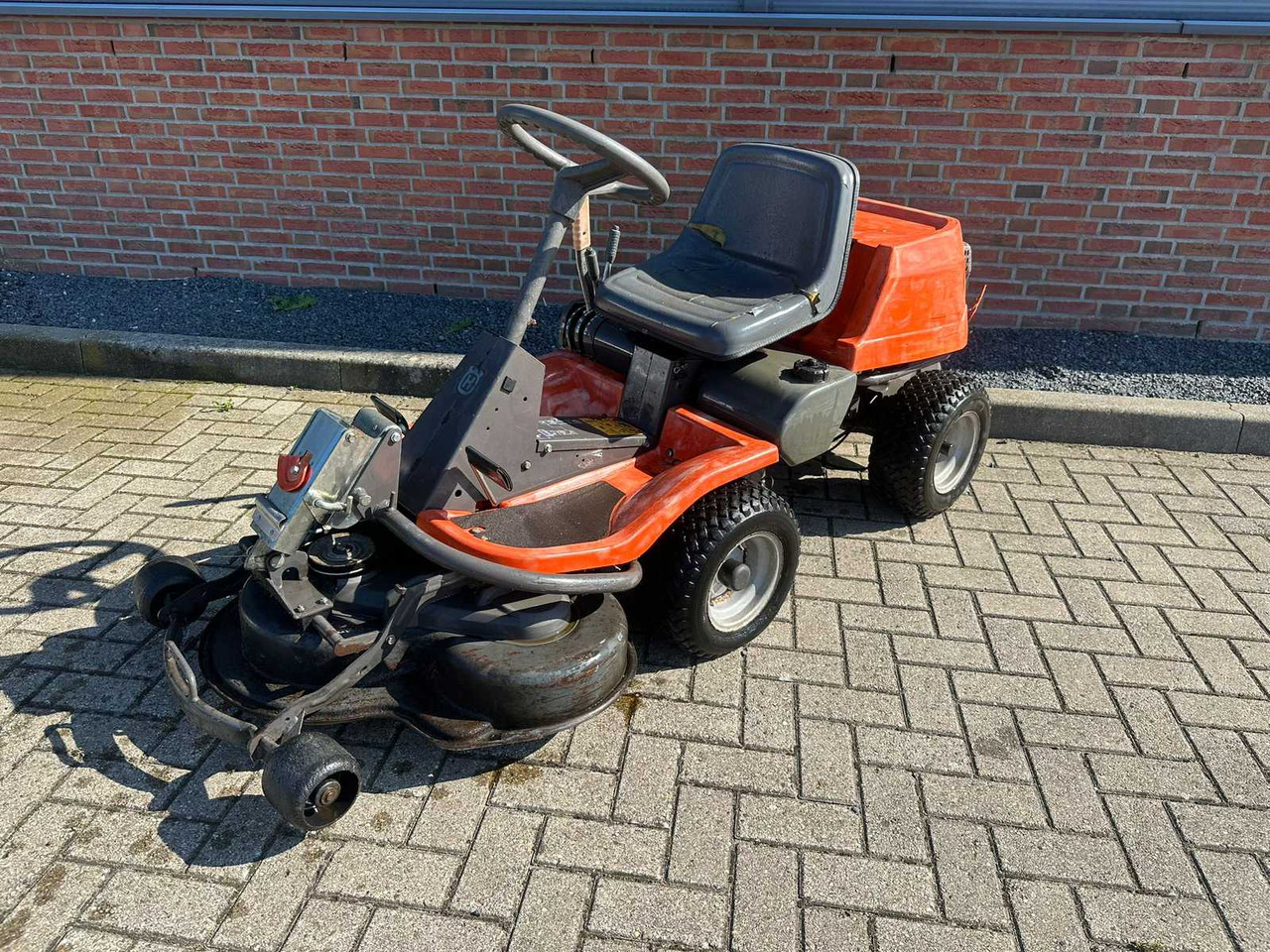 Husqvarna rider 11 - Çim biçme makinesi: fotoğraf 1 Husqvarna rider 11 - Çim biçme makinesi: fotoğraf 1
