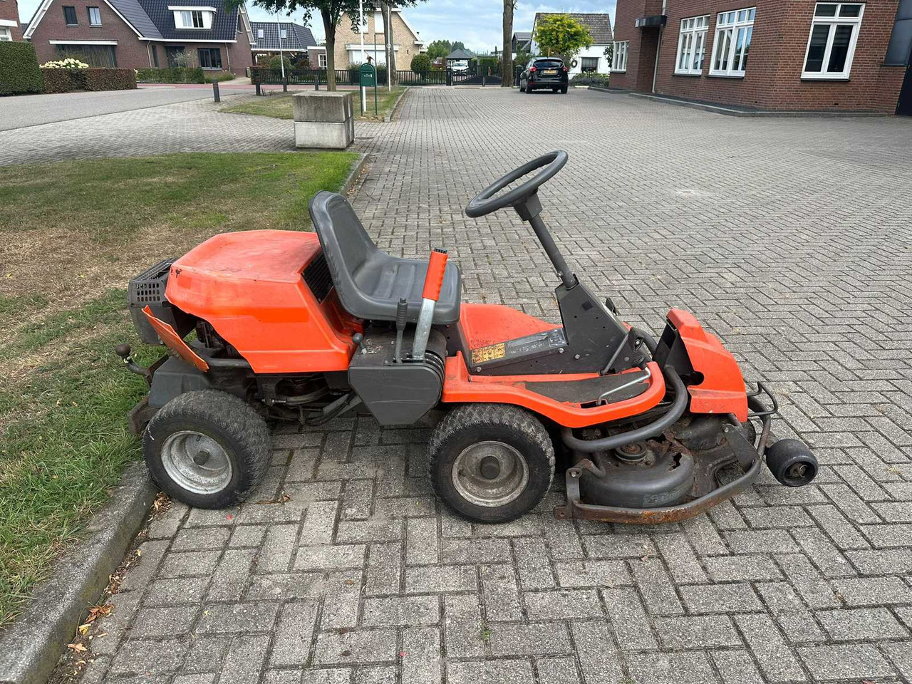 Husqvarna rider - Çim biçme makinesi: fotoğraf 2 Husqvarna rider - Çim biçme makinesi: fotoğraf 2