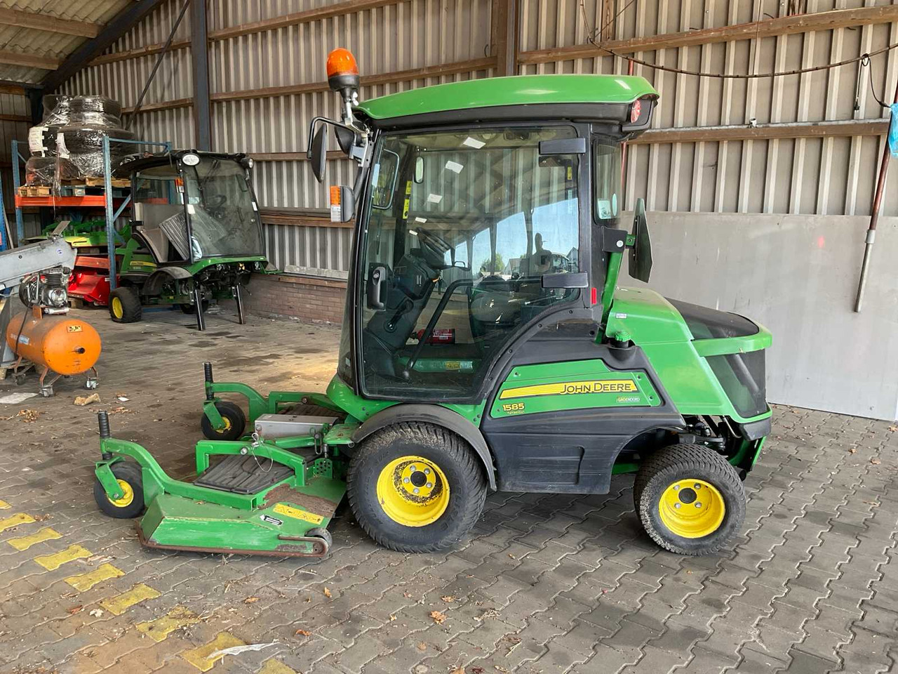 John Deere 1585 TerrainCut - Çim biçme makinesi: fotoğraf 2 John Deere 1585 TerrainCut - Çim biçme makinesi: fotoğraf 2