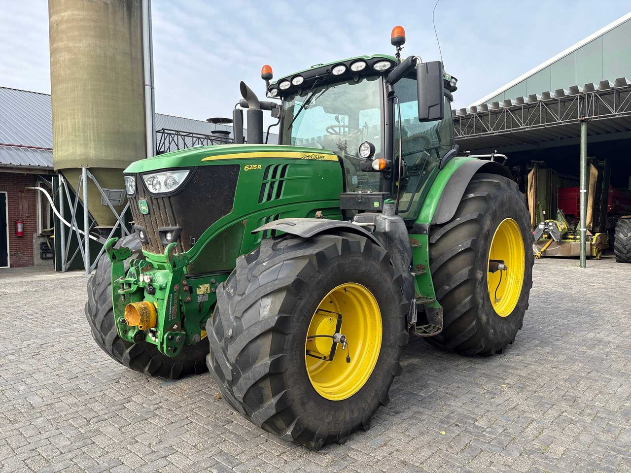 John Deere 6215R - Traktör: fotoğraf 1 John Deere 6215R - Traktör: fotoğraf 1