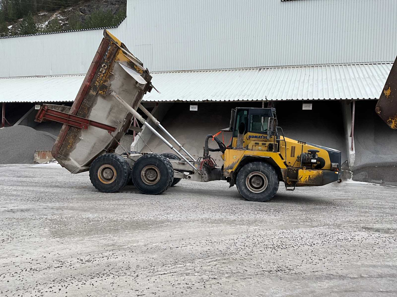 Komatsu HM300-2 - Damper: fotoğraf 1 Komatsu HM300-2 - Damper: fotoğraf 1