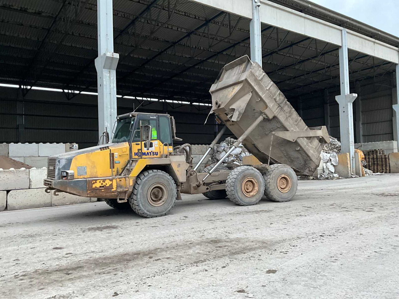 Komatsu HM300-2 - Damper: fotoğraf 1 Komatsu HM300-2 - Damper: fotoğraf 1