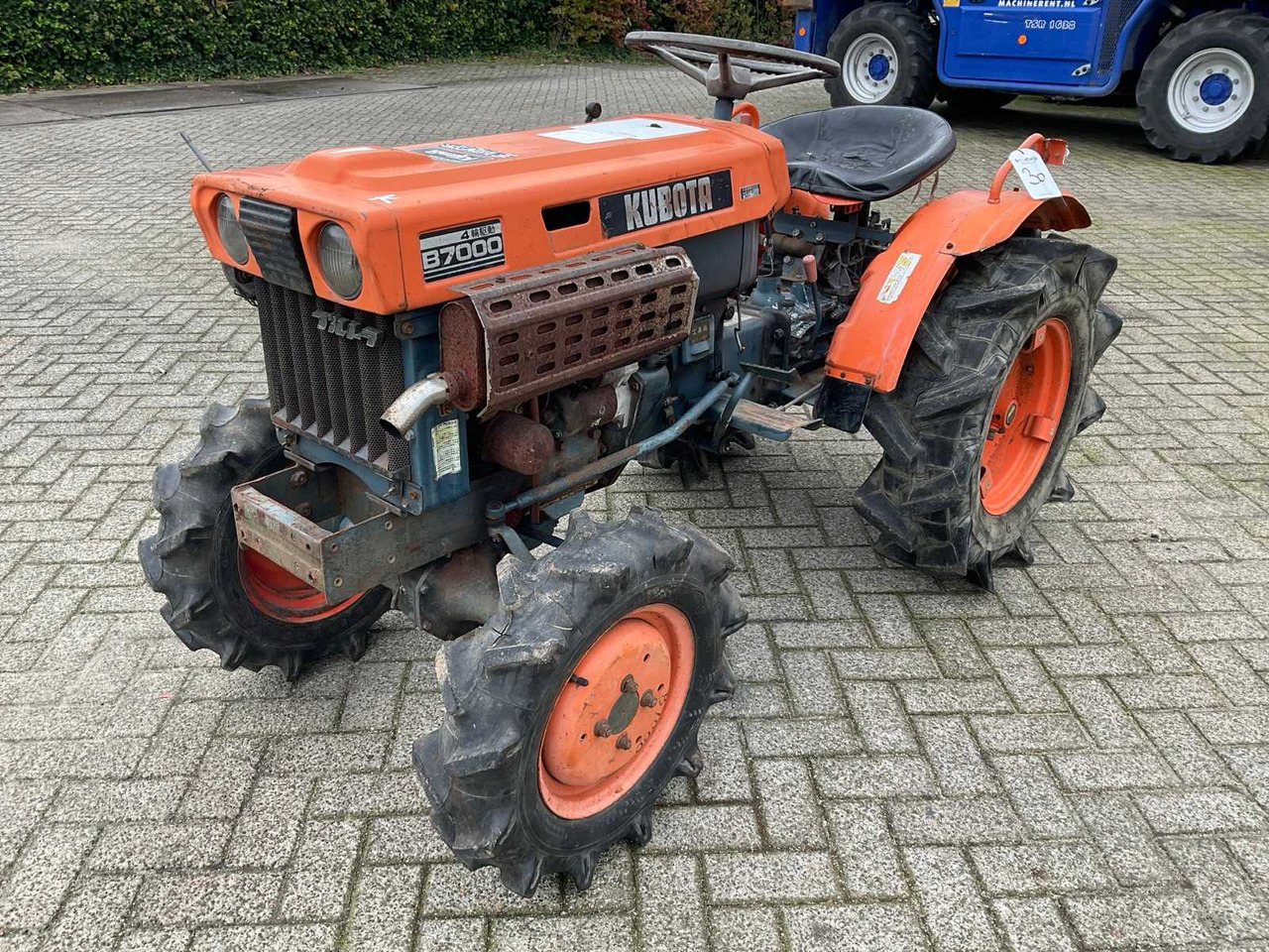Kubota B7000 - Küçük traktör: fotoğraf 1 Kubota B7000 - Küçük traktör: fotoğraf 1