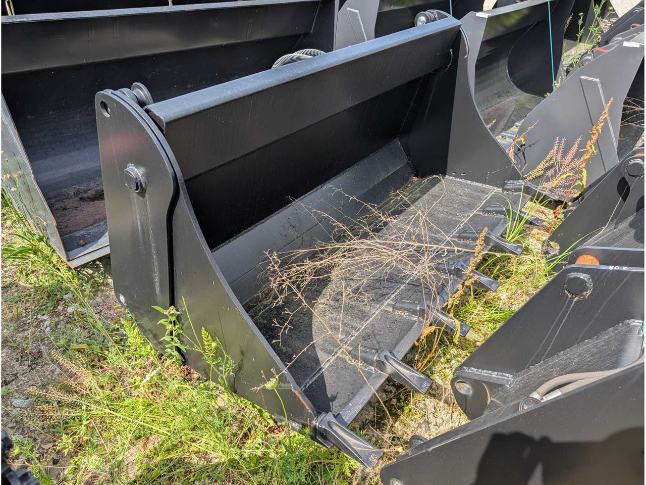 LSB - UNI BUCKET WITH TEETH - AS - 1850 MM - 0.8 CBM - 2023 - BUCKETS - Tekerlekli yükleyici: fotoğraf 3 LSB - UNI BUCKET WITH TEETH - AS - 1850 MM - 0.8 CBM - 2023 - BUCKETS - Tekerlekli yükleyici: fotoğraf 3