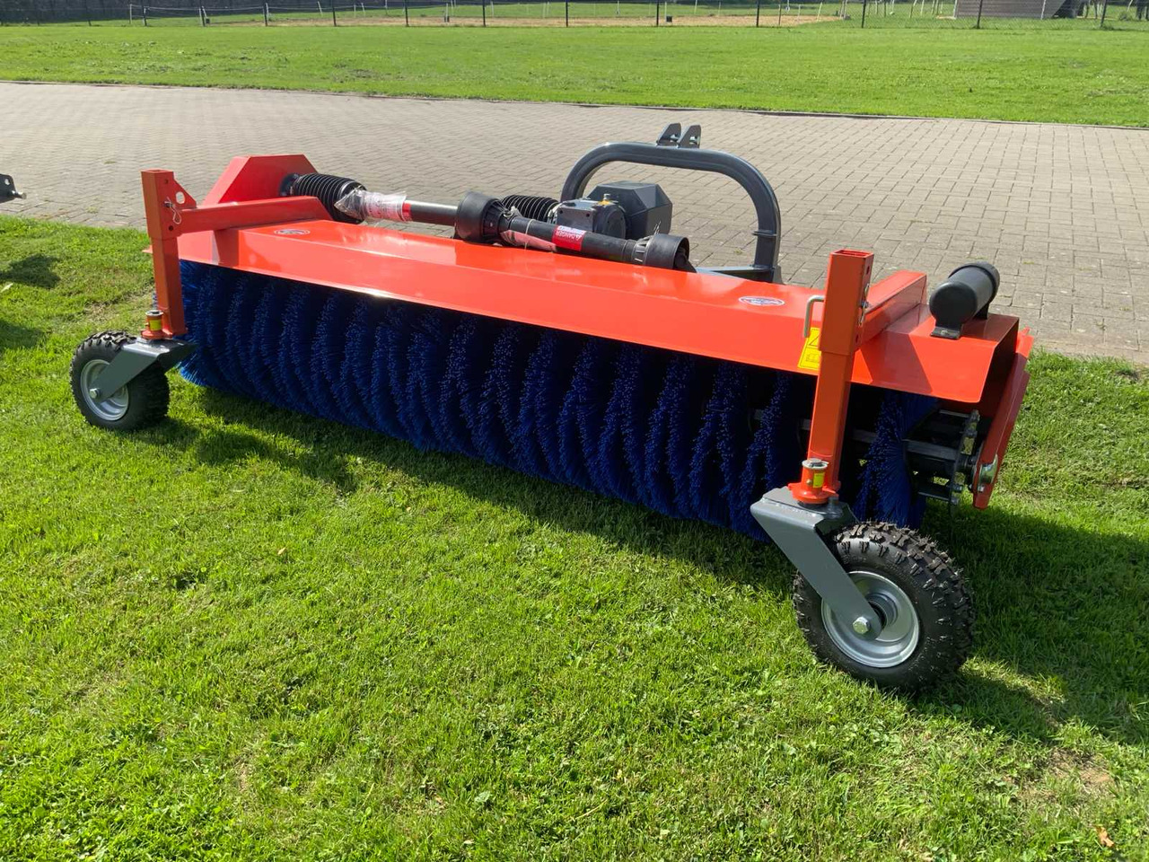 Loma Sweeper SWLT220 - Traktör ön yükleyici: fotoğraf 1 Loma Sweeper SWLT220 - Traktör ön yükleyici: fotoğraf 1