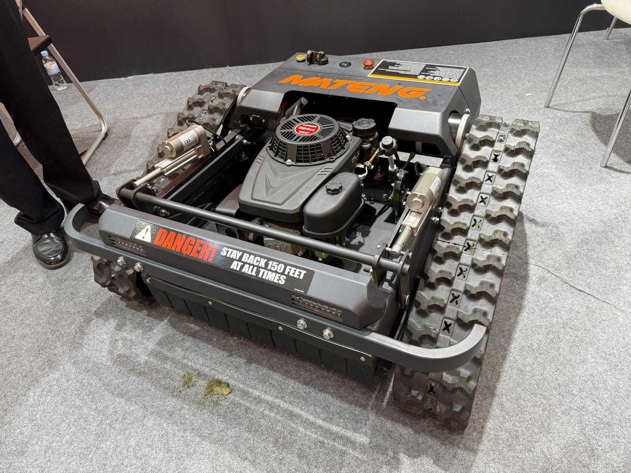 Mateng grasmaaier op rupsen - Sap parçalama makinesi: fotoğraf 1 Mateng grasmaaier op rupsen - Sap parçalama makinesi: fotoğraf 1
