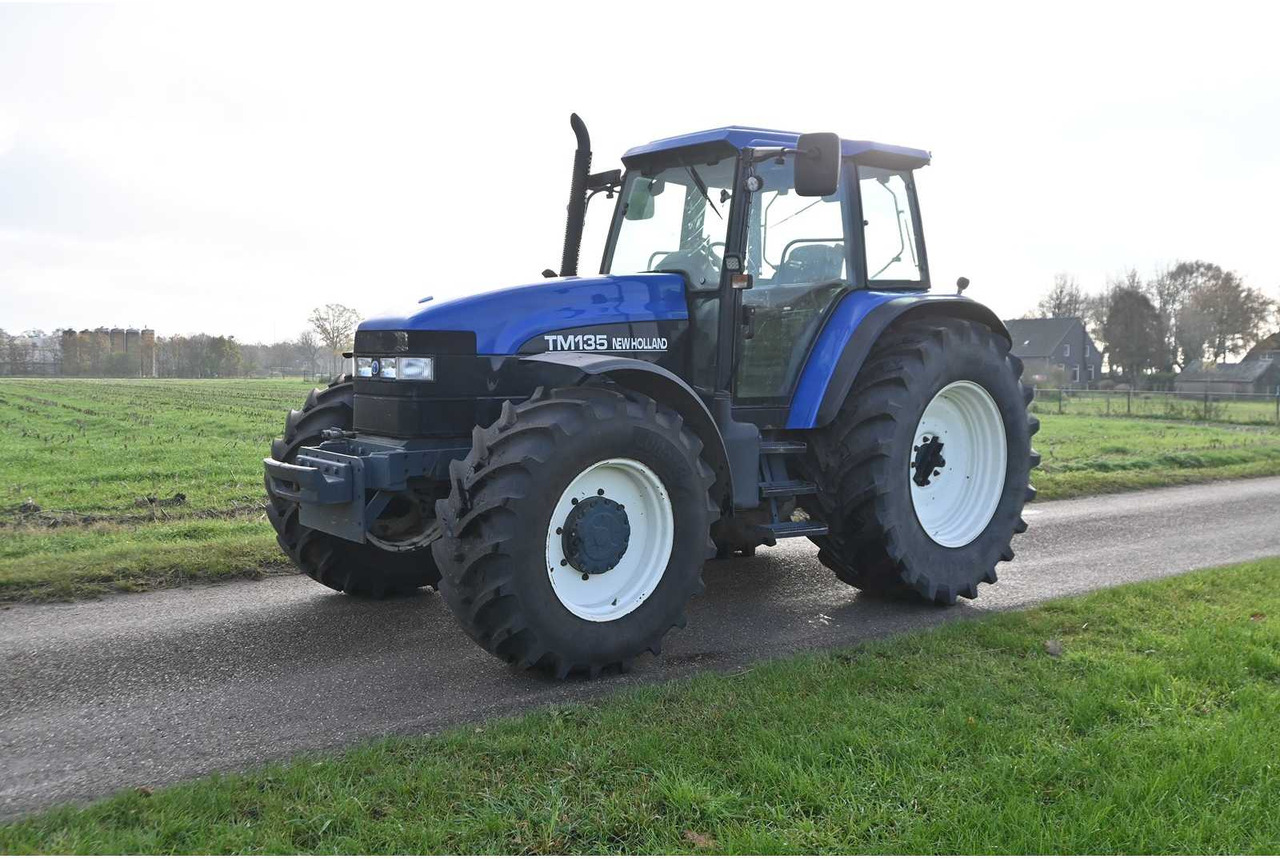 NEW HOLLAND - 1998 - TM135 - ALL-WHEEL DRIVE FARM TRACTOR - Traktör: fotoğraf 2 NEW HOLLAND - 1998 - TM135 - ALL-WHEEL DRIVE FARM TRACTOR - Traktör: fotoğraf 2