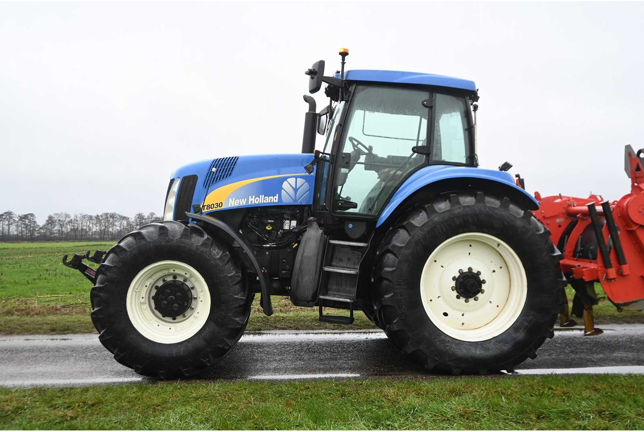 NEW HOLLAND - 2003 - TG230 - ALL-WHEEL DRIVE FARM TRACTOR - Traktör: fotoğraf 5 NEW HOLLAND - 2003 - TG230 - ALL-WHEEL DRIVE FARM TRACTOR - Traktör: fotoğraf 5