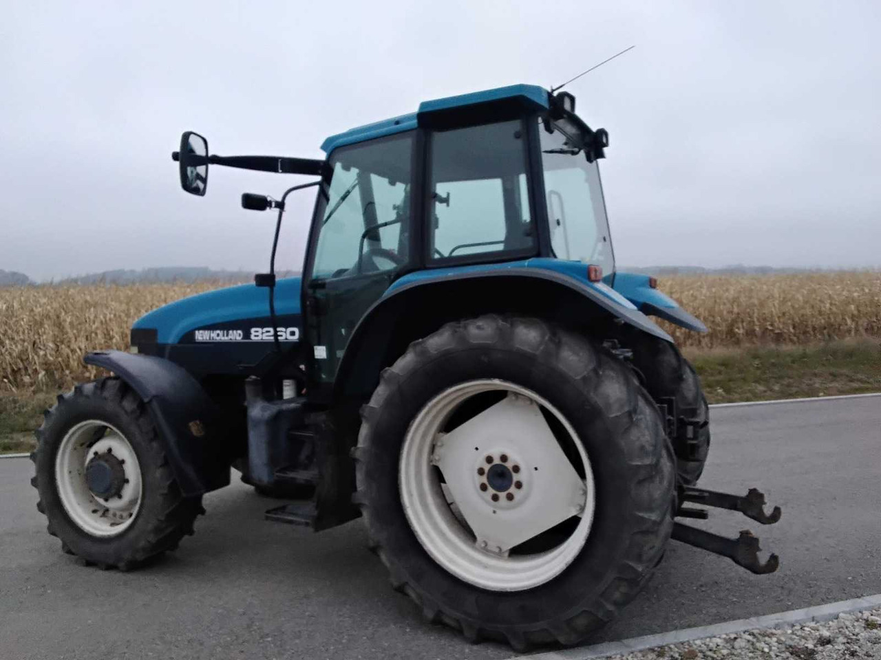 NEW HOLLAND - 8260 - 2000 - AGRICULTURAL TRACTOR WITH FOUR-WHEEL DRIVE - Traktör: fotoğraf 2 NEW HOLLAND - 8260 - 2000 - AGRICULTURAL TRACTOR WITH FOUR-WHEEL DRIVE - Traktör: fotoğraf 2