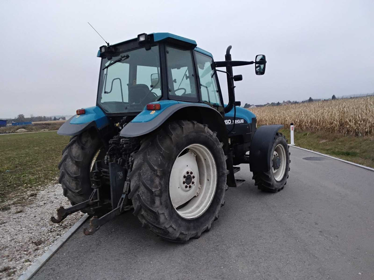 NEW HOLLAND - 8260 - 2000 - AGRICULTURAL TRACTOR WITH FOUR-WHEEL DRIVE - Traktör: fotoğraf 4 NEW HOLLAND - 8260 - 2000 - AGRICULTURAL TRACTOR WITH FOUR-WHEEL DRIVE - Traktör: fotoğraf 4