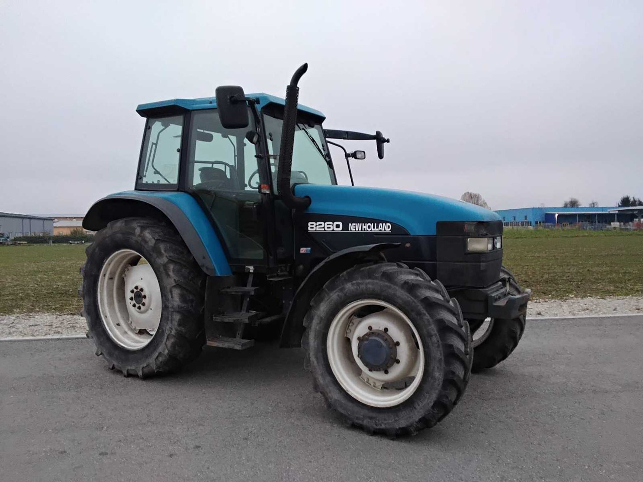 NEW HOLLAND - 8260 - 2000 - AGRICULTURAL TRACTOR WITH FOUR-WHEEL DRIVE - Traktör: fotoğraf 1 NEW HOLLAND - 8260 - 2000 - AGRICULTURAL TRACTOR WITH FOUR-WHEEL DRIVE - Traktör: fotoğraf 1