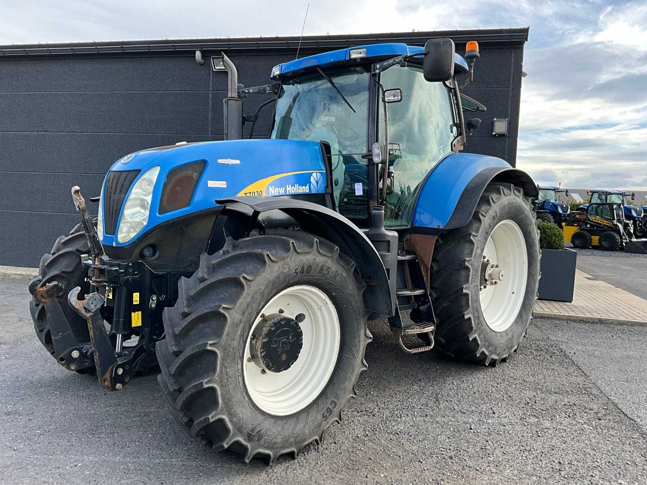 New Holland T7030 - Traktör: fotoğraf 1 New Holland T7030 - Traktör: fotoğraf 1