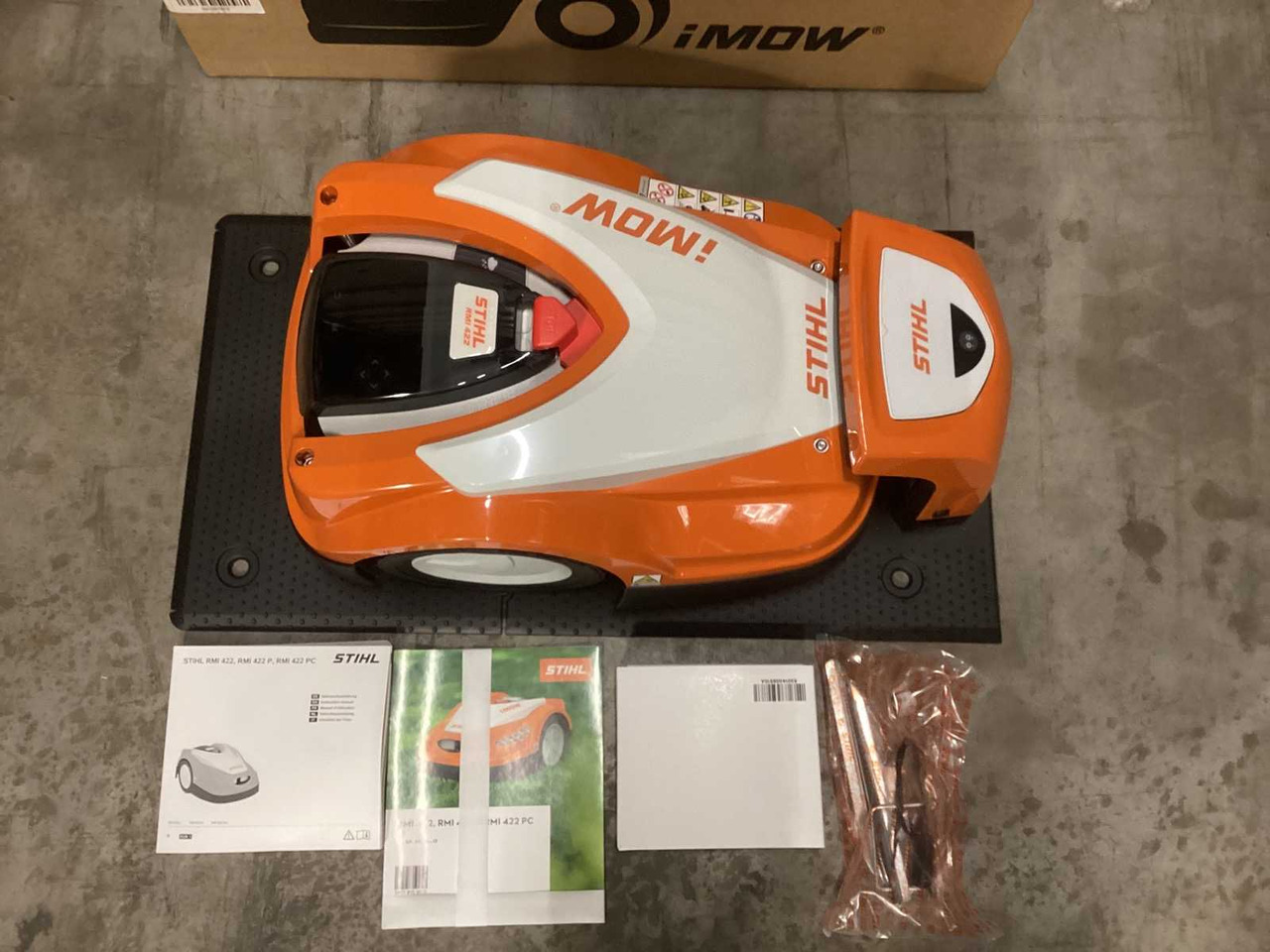 Stihl IMOW RMI 422 Robotic Lawn Mower - Saman makinesi: fotoğraf 2 Stihl IMOW RMI 422 Robotic Lawn Mower - Saman makinesi: fotoğraf 2