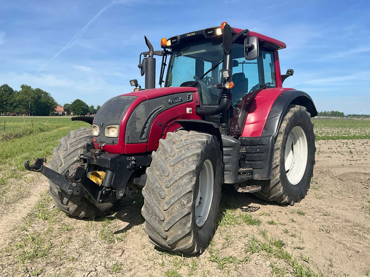 Valtra N142 - Traktör: fotoğraf 1 Valtra N142 - Traktör: fotoğraf 1