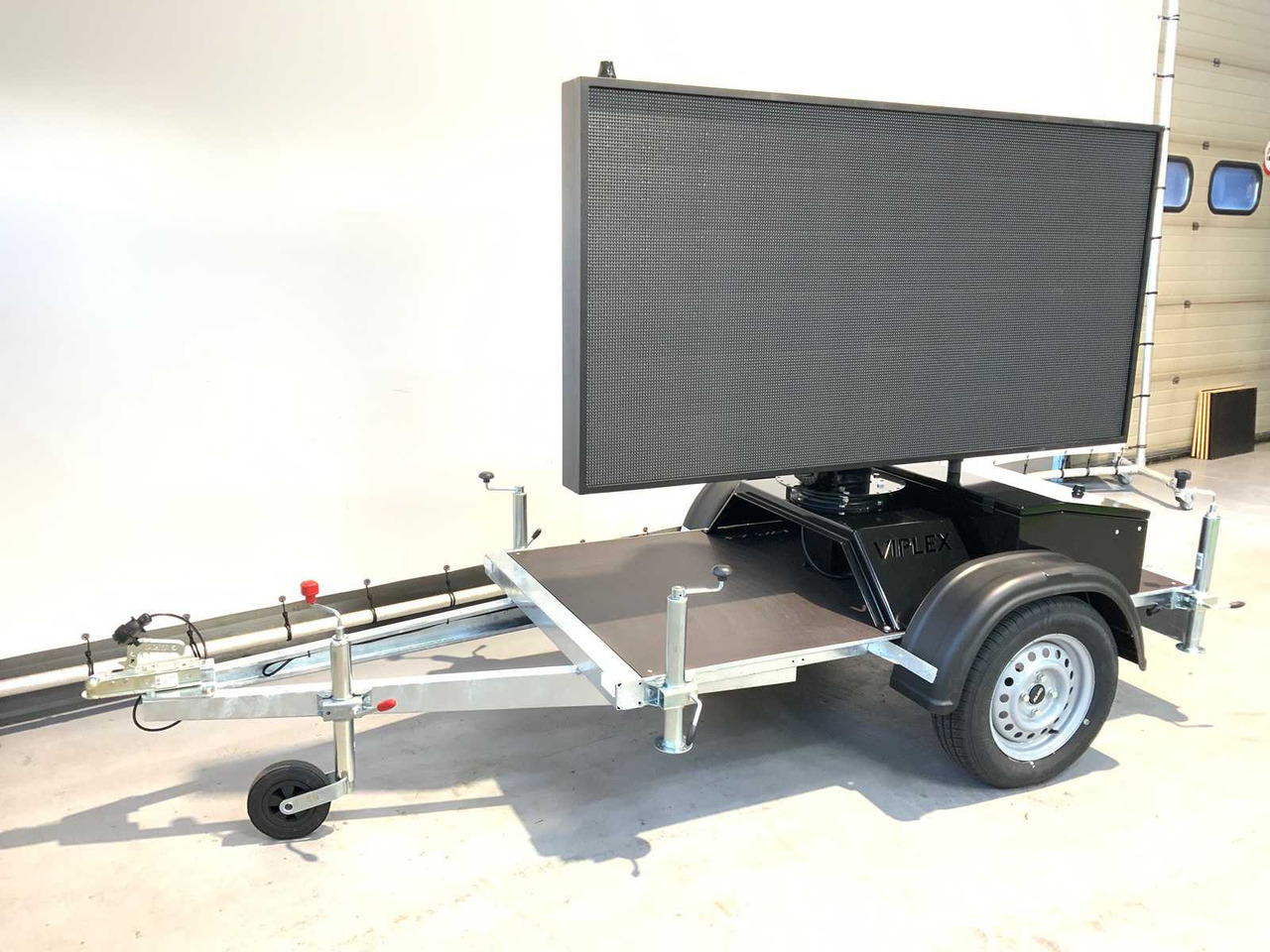 Viplex tekstkar P8 ledscherm op aanhangwagen - İnşaat ekipmanı, Römork: fotoğraf 1 Viplex tekstkar P8 ledscherm op aanhangwagen - İnşaat ekipmanı, Römork: fotoğraf 1