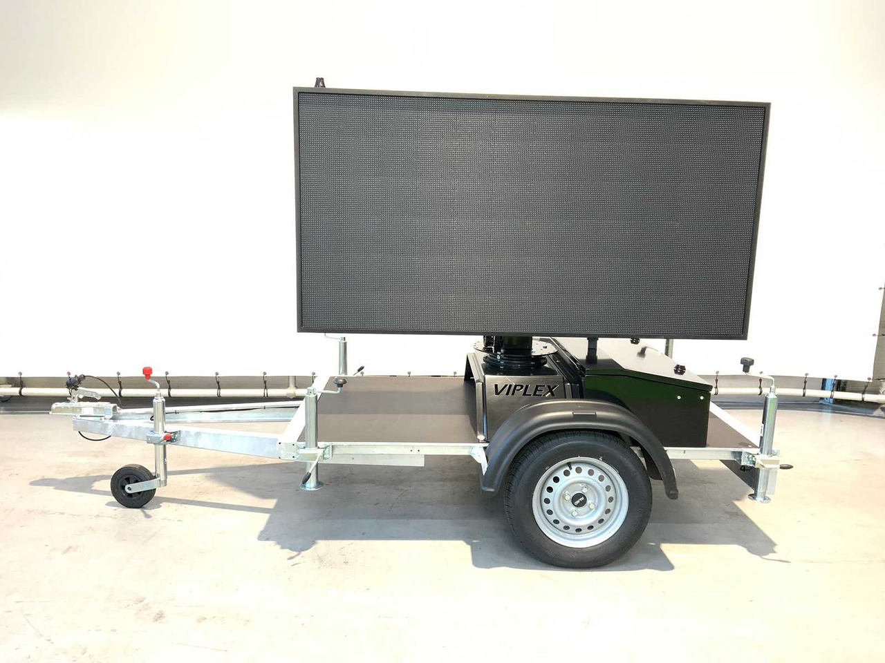 Viplex tekstkar P8 ledscherm op aanhangwagen - İnşaat ekipmanı, Römork: fotoğraf 2 Viplex tekstkar P8 ledscherm op aanhangwagen - İnşaat ekipmanı, Römork: fotoğraf 2
