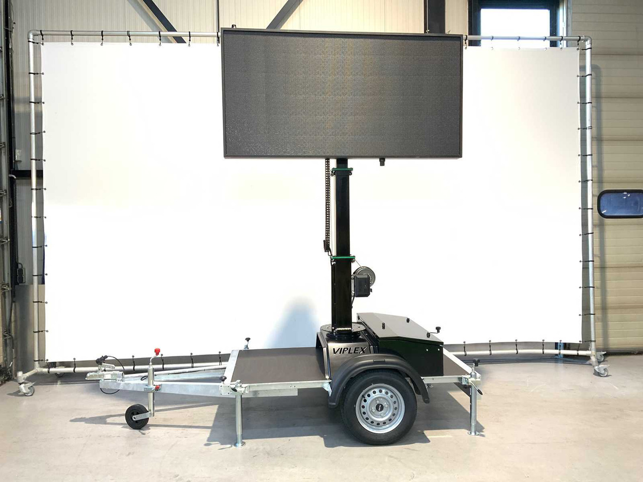 Viplex tekstkar P8 ledscherm op aanhangwagen - İnşaat ekipmanı, Römork: fotoğraf 4 Viplex tekstkar P8 ledscherm op aanhangwagen - İnşaat ekipmanı, Römork: fotoğraf 4