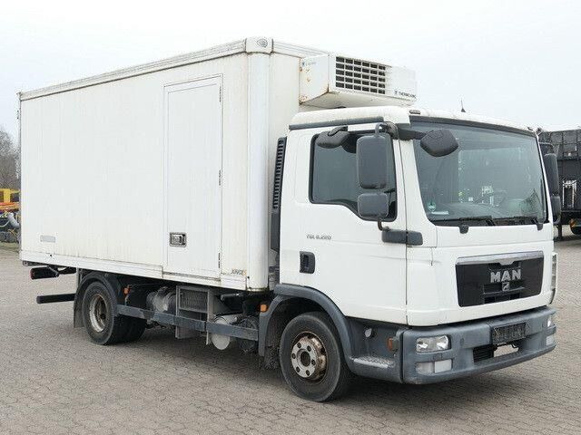 MAN 8.220 TGL BL 4x2, Thermo King, 3. Sitz, 5m lang - Refrijeratör kamyon: fotoğraf 4 MAN 8.220 TGL BL 4x2, Thermo King, 3. Sitz, 5m lang - Refrijeratör kamyon: fotoğraf 4