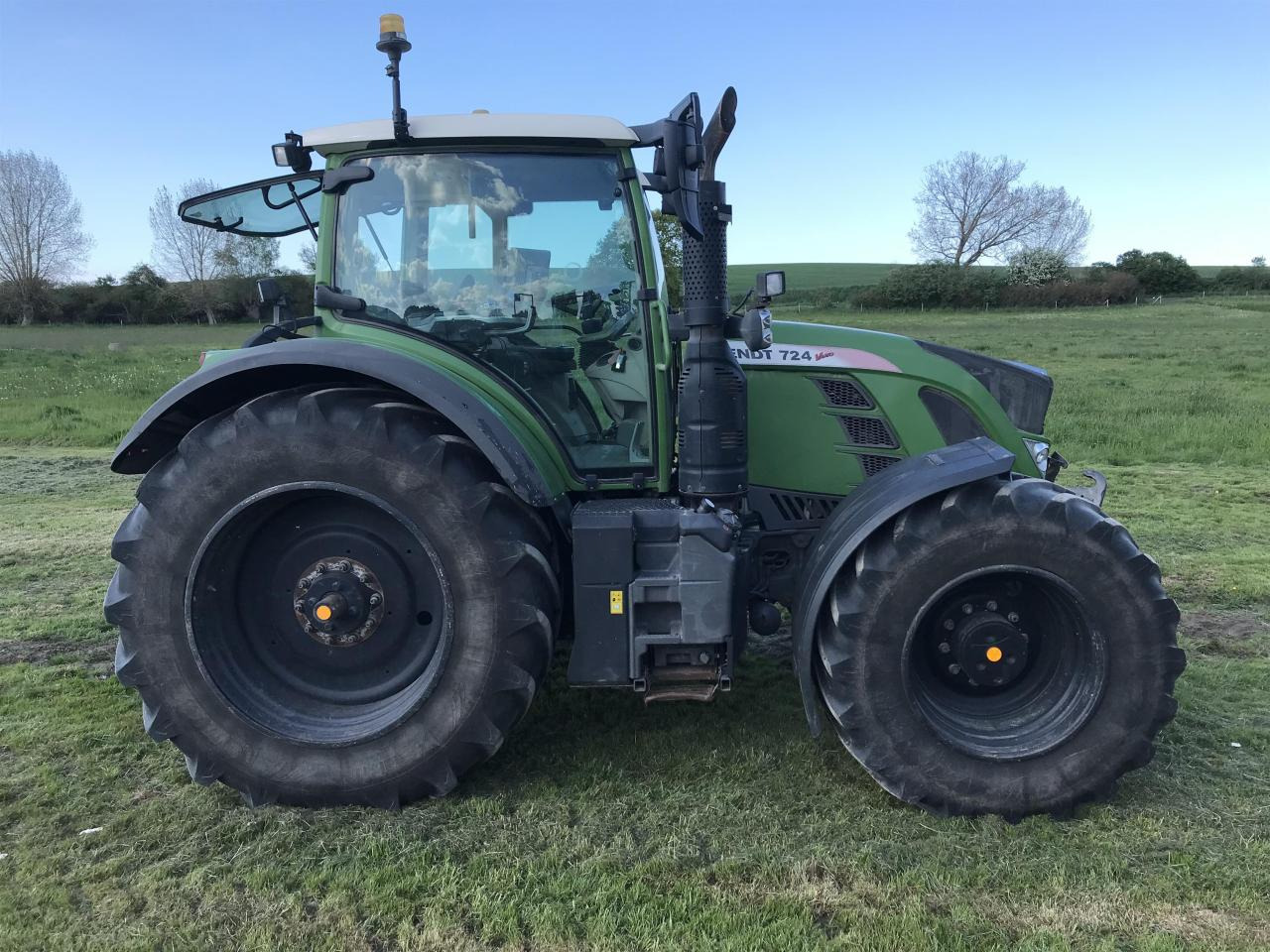 Fendt 724 Vario Profi Plus - Traktör: fotoğraf 2 Fendt 724 Vario Profi Plus - Traktör: fotoğraf 2