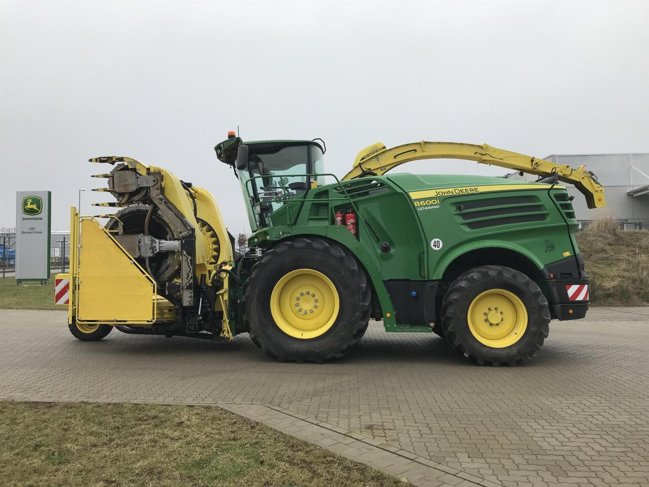 John Deere 8600 - Silaj makinesi: fotoğraf 1 John Deere 8600 - Silaj makinesi: fotoğraf 1