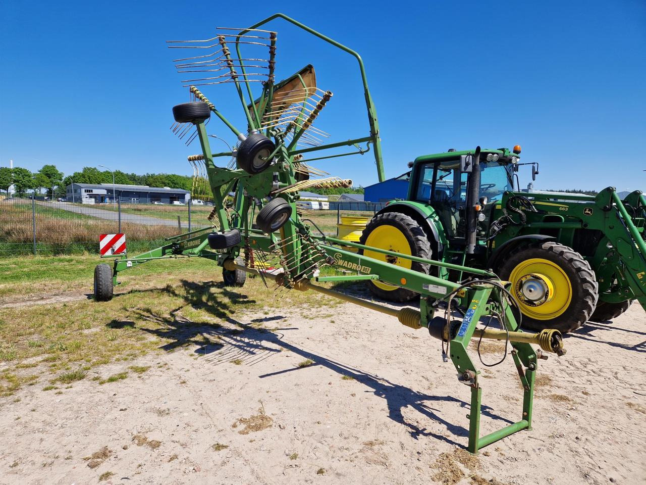 Krone Swadro 807 - Ot toplama tırmığı: fotoğraf 2 Krone Swadro 807 - Ot toplama tırmığı: fotoğraf 2