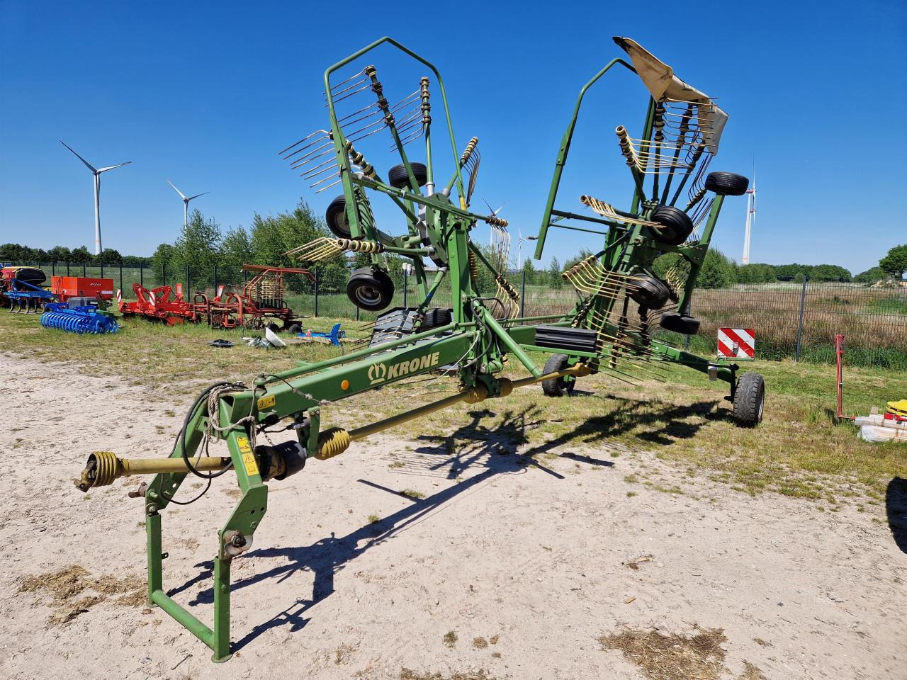 Krone Swadro 807 - Ot toplama tırmığı: fotoğraf 1 Krone Swadro 807 - Ot toplama tırmığı: fotoğraf 1