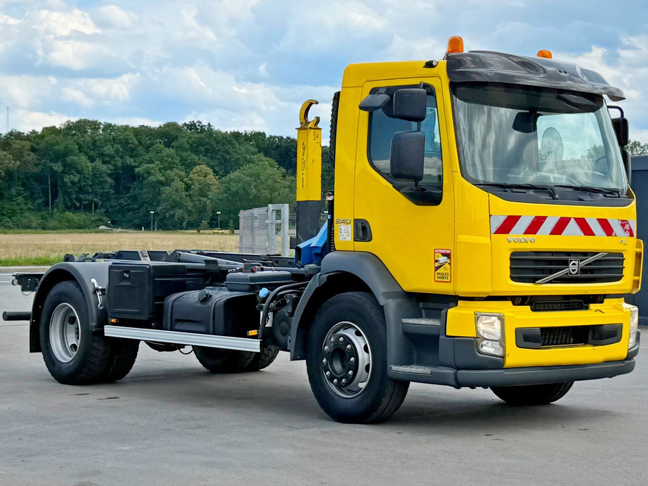 Volvo FL 240 * Abrollkipper * HMF 270 K2 * TOPZUSTAND - Kancalı yükleyici kamyon: fotoğraf 3 Volvo FL 240 * Abrollkipper * HMF 270 K2 * TOPZUSTAND - Kancalı yükleyici kamyon: fotoğraf 3