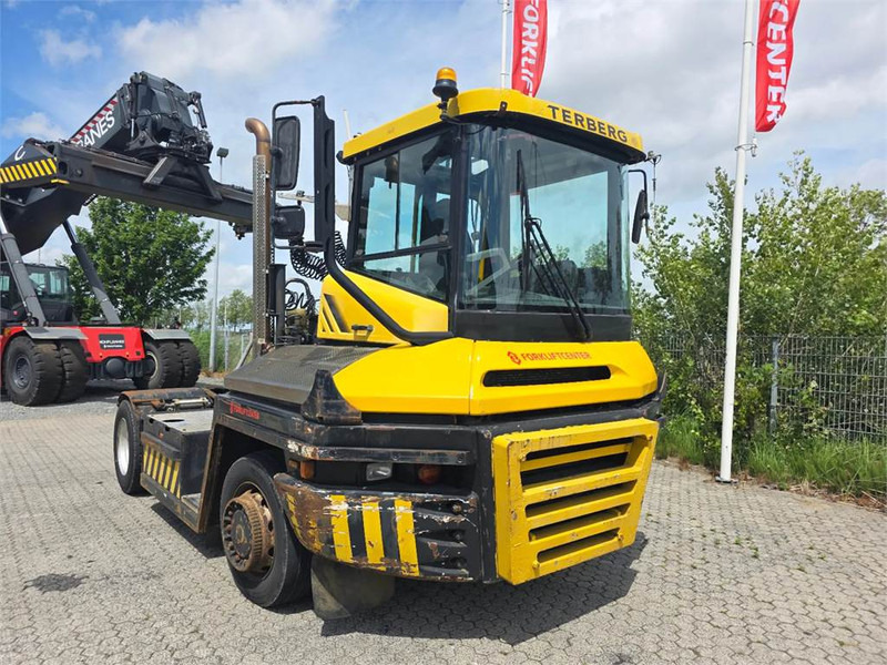 Terberg RT283 4x4 - Terminal çekiciler: fotoğraf 1 Terberg RT283 4x4 - Terminal çekiciler: fotoğraf 1