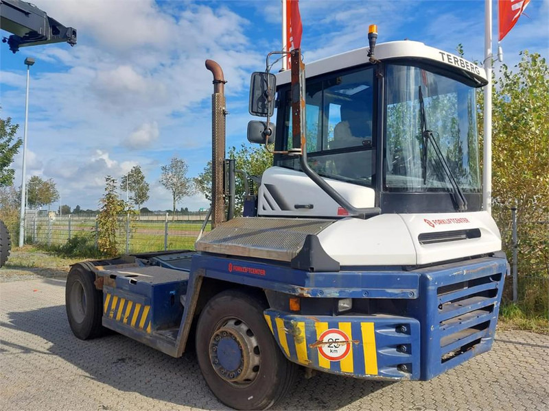 Terberg RT283 4x4 - Terminal çekiciler: fotoğraf 1 Terberg RT283 4x4 - Terminal çekiciler: fotoğraf 1