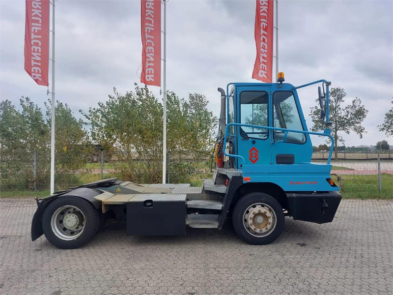 Terberg YT182 - Terminal çekiciler: fotoğraf 3 Terberg YT182 - Terminal çekiciler: fotoğraf 3