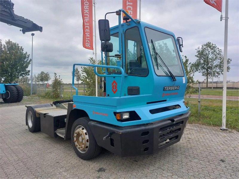Terberg YT182 - Terminal çekiciler: fotoğraf 1 Terberg YT182 - Terminal çekiciler: fotoğraf 1