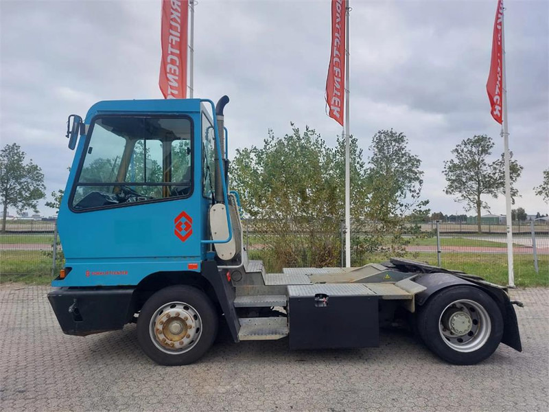 Terberg YT182 - Terminal çekiciler: fotoğraf 4 Terberg YT182 - Terminal çekiciler: fotoğraf 4