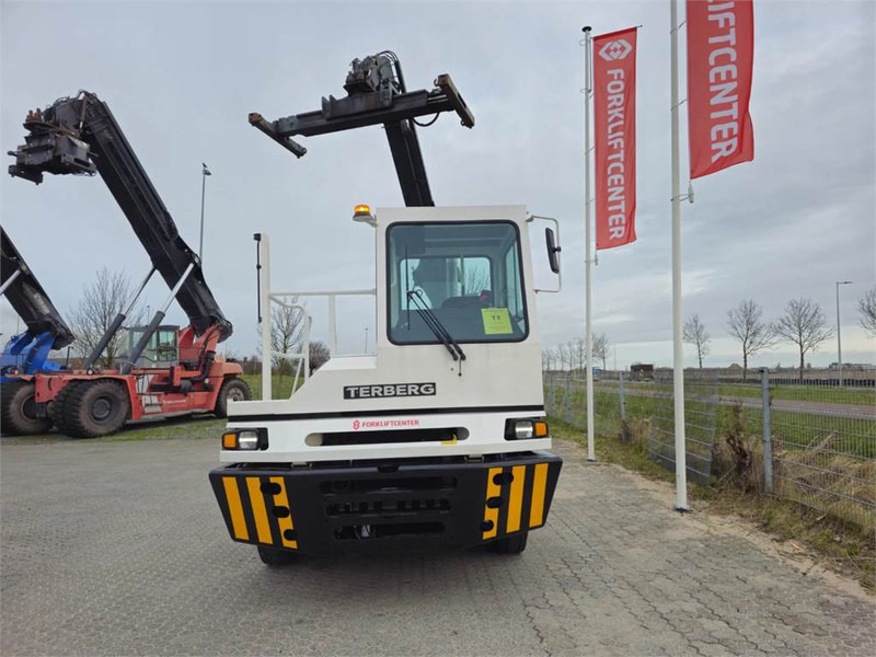 Terberg YT220 - Terminal çekiciler: fotoğraf 5 Terberg YT220 - Terminal çekiciler: fotoğraf 5