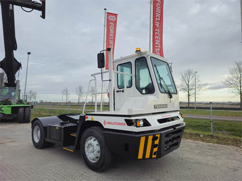 Terberg YT220 - Terminal çekiciler: fotoğraf 1 Terberg YT220 - Terminal çekiciler: fotoğraf 1