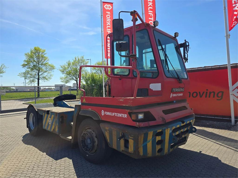 Terberg YT222 - Terminal çekiciler: fotoğraf 1 Terberg YT222 - Terminal çekiciler: fotoğraf 1