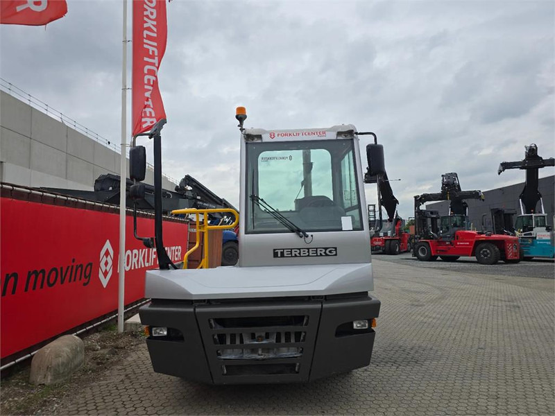 Terberg YT223 - Terminal çekiciler: fotoğraf 5 Terberg YT223 - Terminal çekiciler: fotoğraf 5