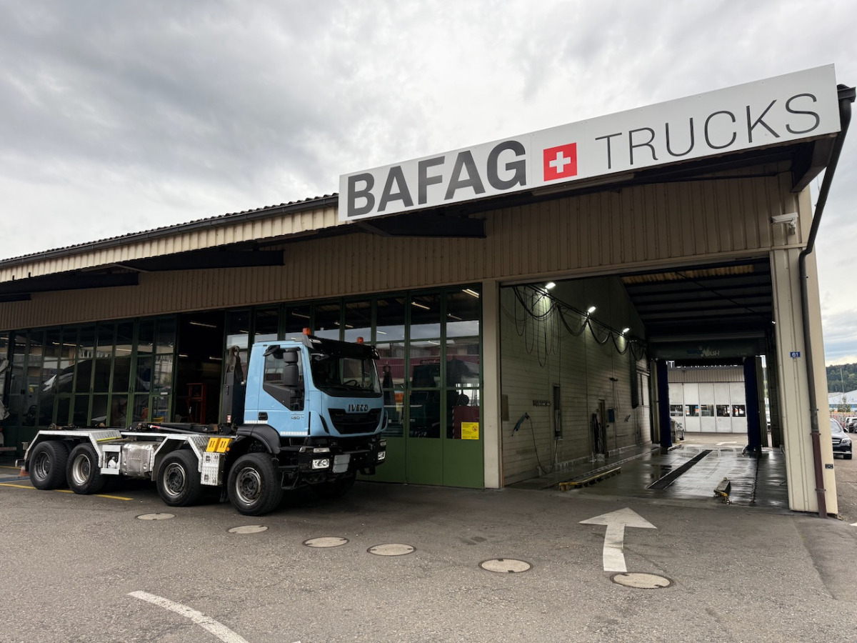 IVECO 340T45 Trakker 8x4 - Kancalı yükleyici kamyon: fotoğraf 2 IVECO 340T45 Trakker 8x4 - Kancalı yükleyici kamyon: fotoğraf 2