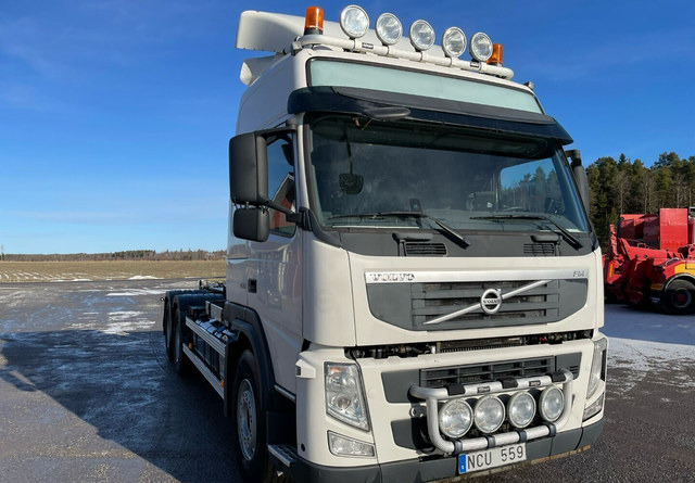Volvo FM460 6X4 KOUKKUAUTO - Kancalı yükleyici kamyon: fotoğraf 1 Volvo FM460 6X4 KOUKKUAUTO - Kancalı yükleyici kamyon: fotoğraf 1