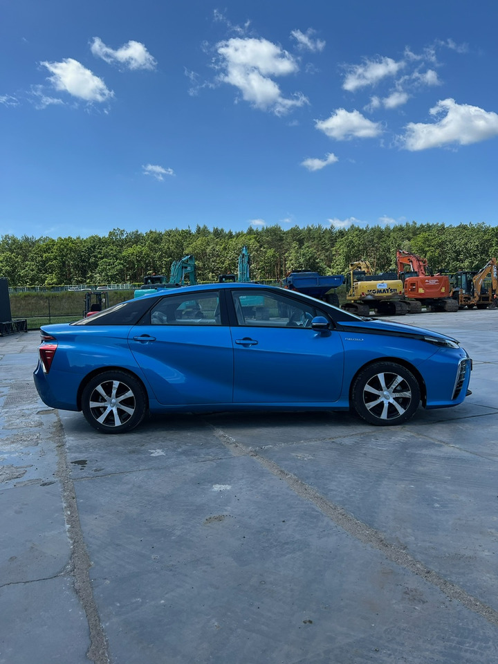 Toyota Mirai - Sedan araba: fotoğraf 5 Toyota Mirai - Sedan araba: fotoğraf 5