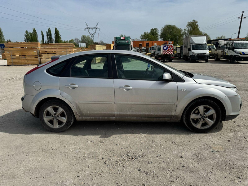 Ford Focus 1,6 i - Damaged Car - Hatchback: fotoğraf 4 Ford Focus 1,6 i - Damaged Car - Hatchback: fotoğraf 4