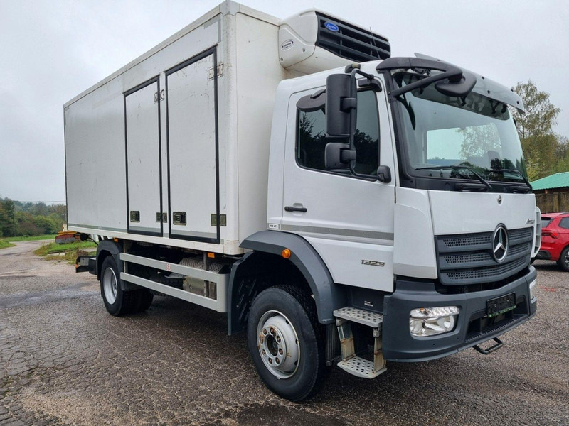 Mercedes-Benz ATEGO 1323 4x4 Refrigerated CARRIER XARIOS 600MT + Tail Lift - Refrijeratör kamyon: fotoğraf 1 Mercedes-Benz ATEGO 1323 4x4 Refrigerated CARRIER XARIOS 600MT + Tail Lift - Refrijeratör kamyon: fotoğraf 1